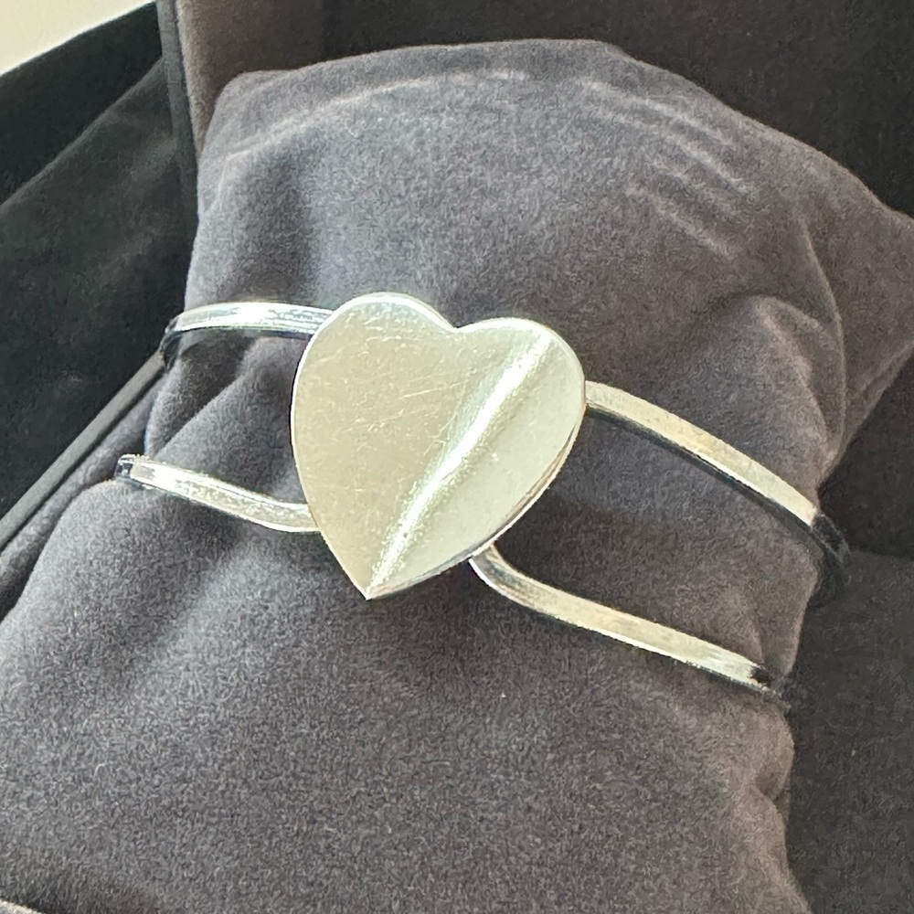 Vintage Heart shape clamper bracelet
Steel